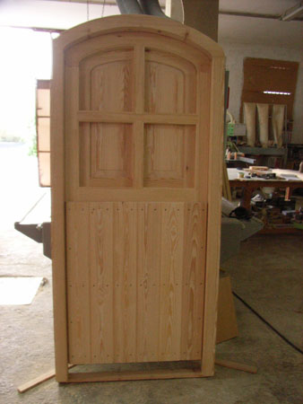 Puerta partida con postigo.