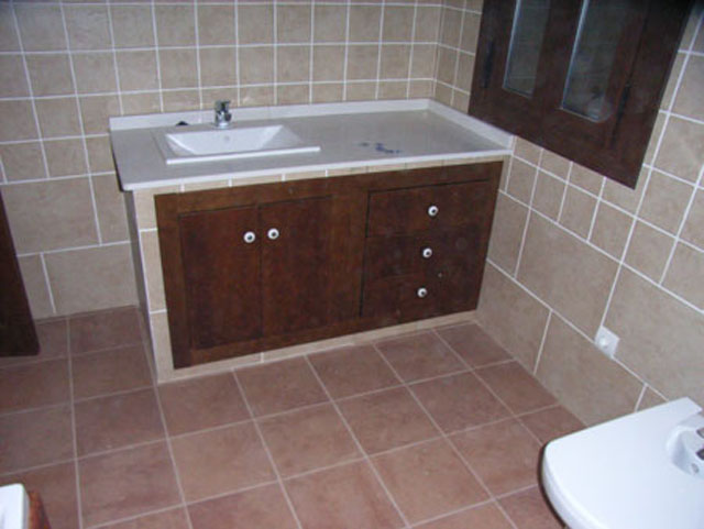 MUEBLE DE BAÑO FIJADO EN OBRA CON CAJONERA